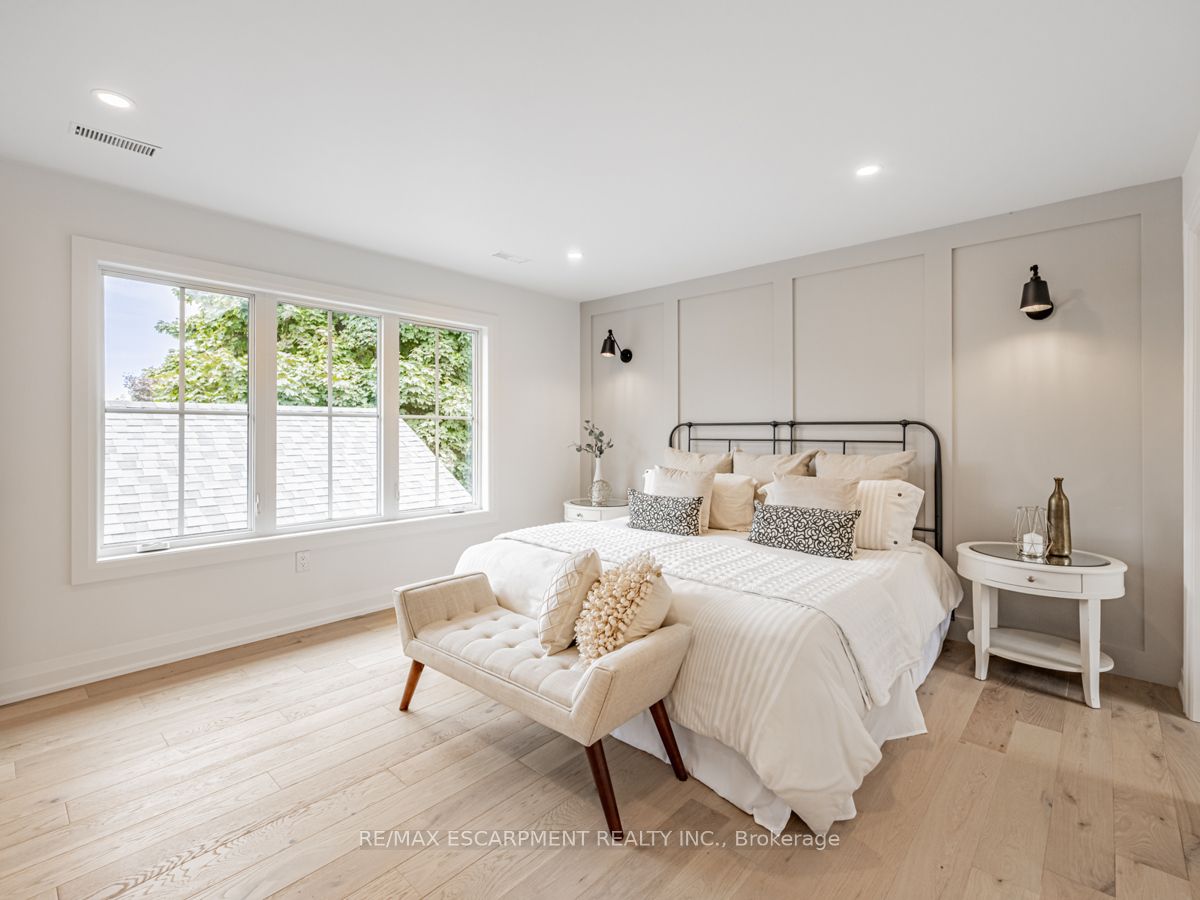 2212 Urwin Cres