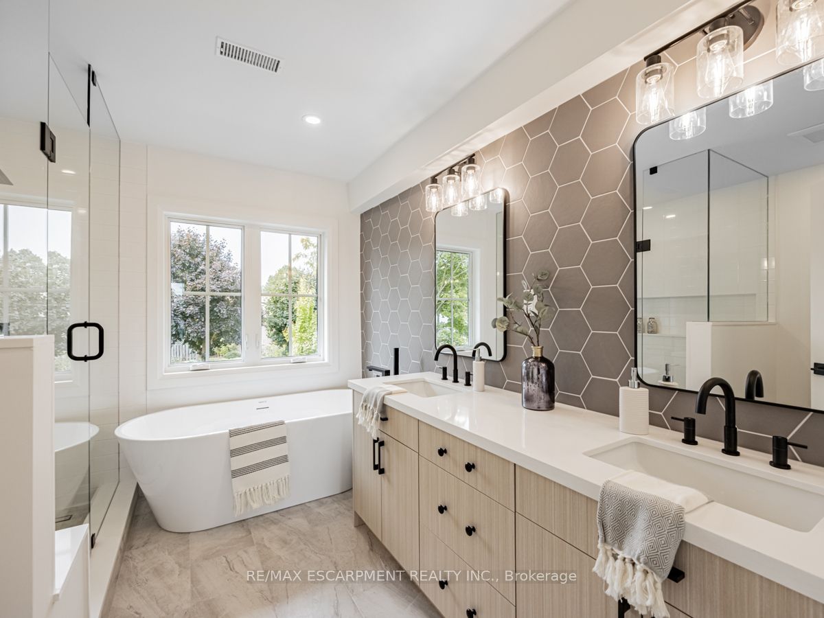 2212 Urwin Cres