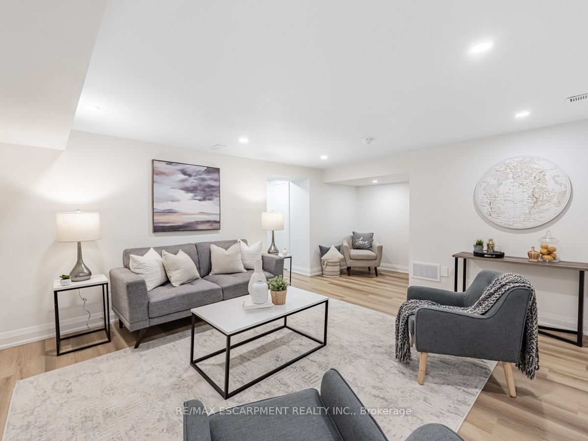 2212 Urwin Cres