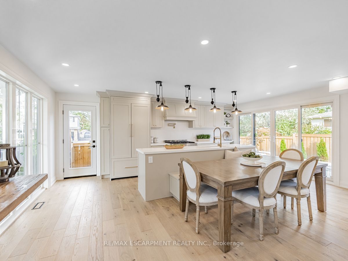 2212 Urwin Cres