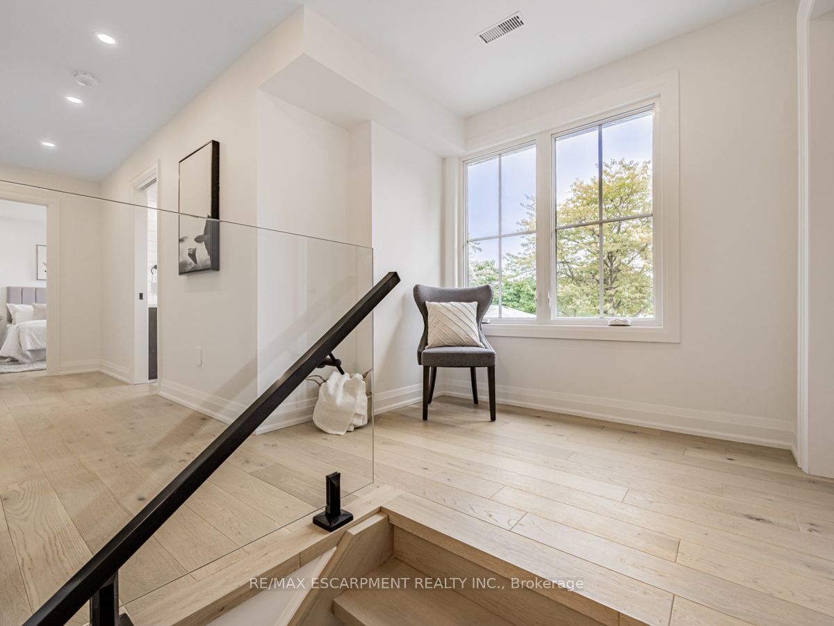 2212 Urwin Cres