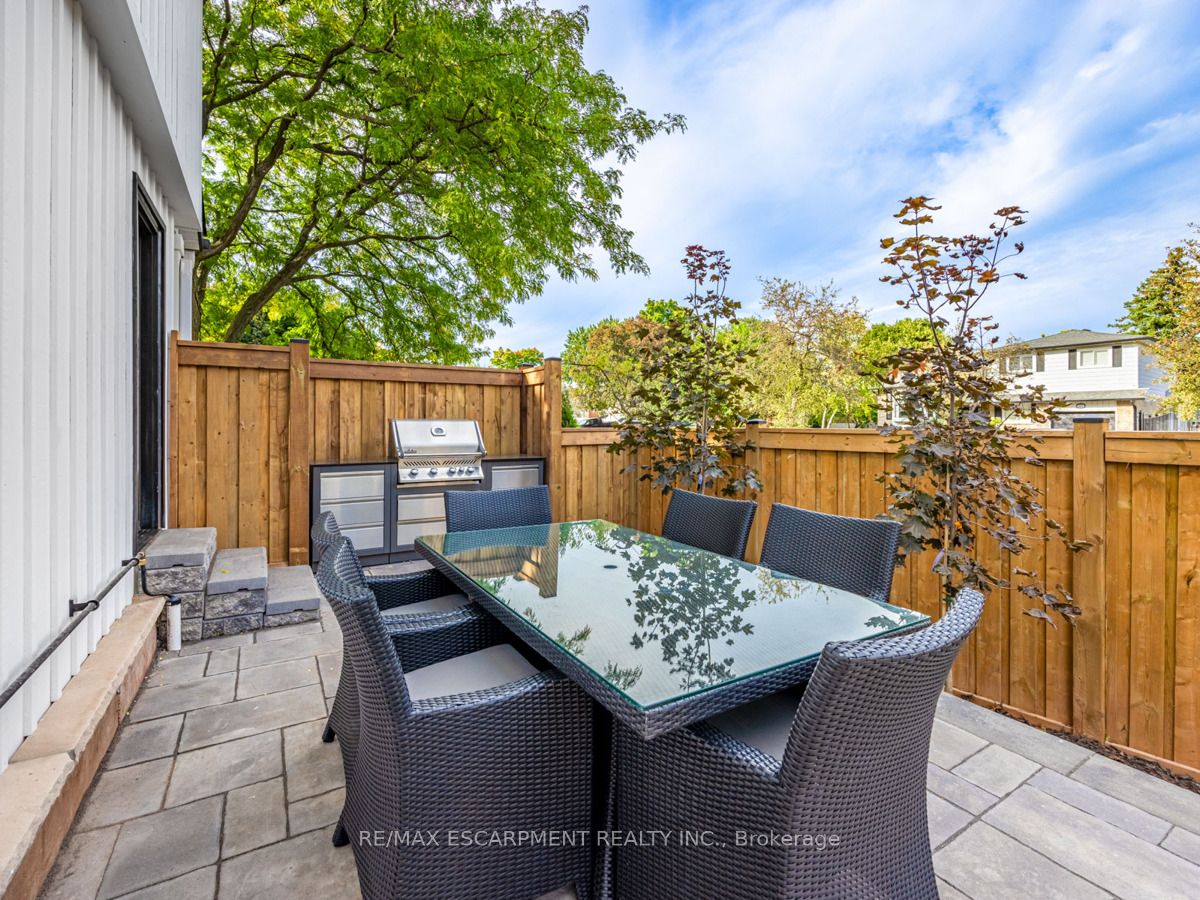 2212 Urwin Cres