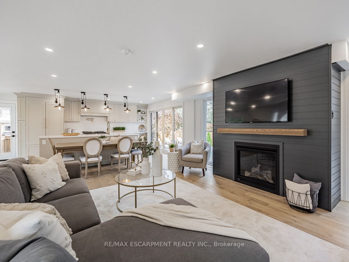 2212 Urwin Cres