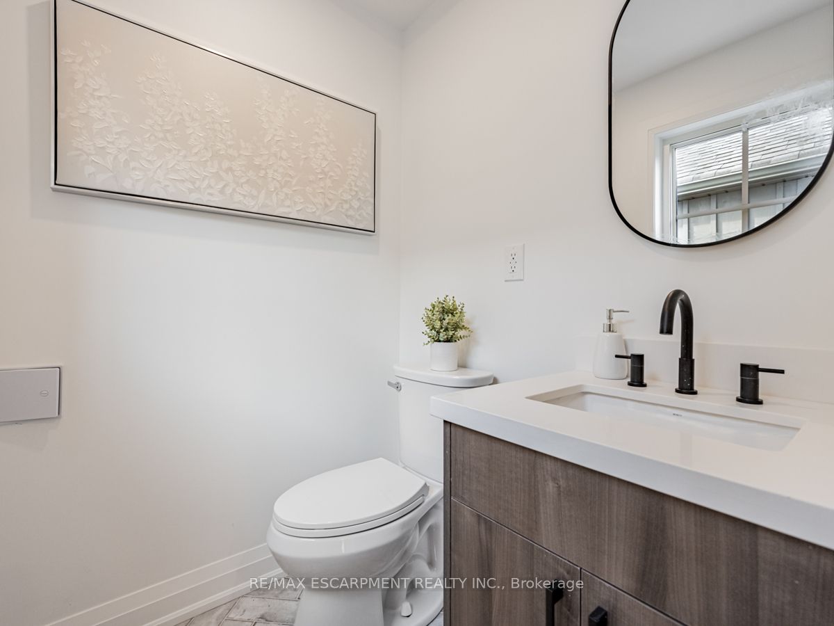 2212 Urwin Cres