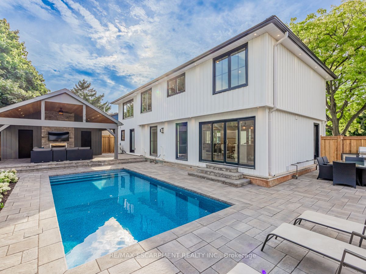 2212 Urwin Cres