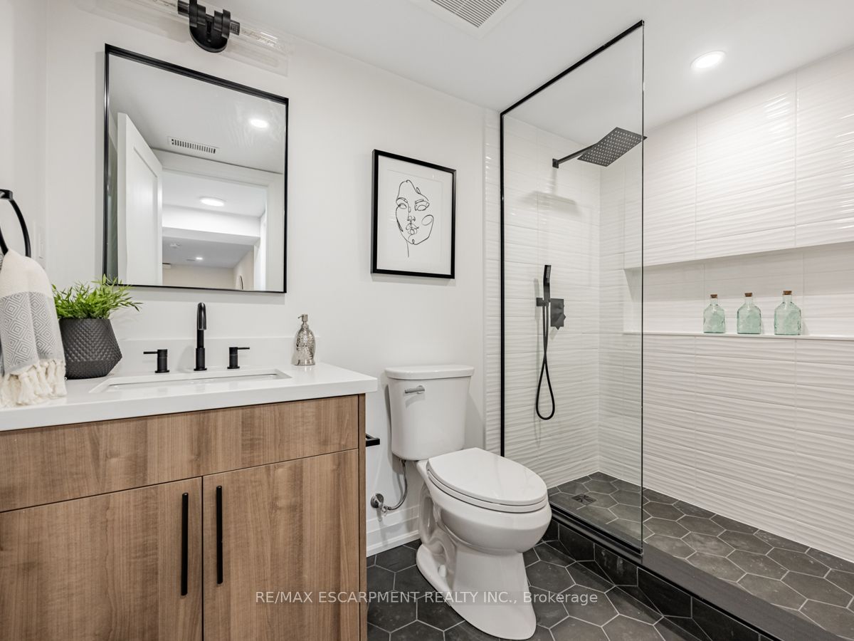2212 Urwin Cres