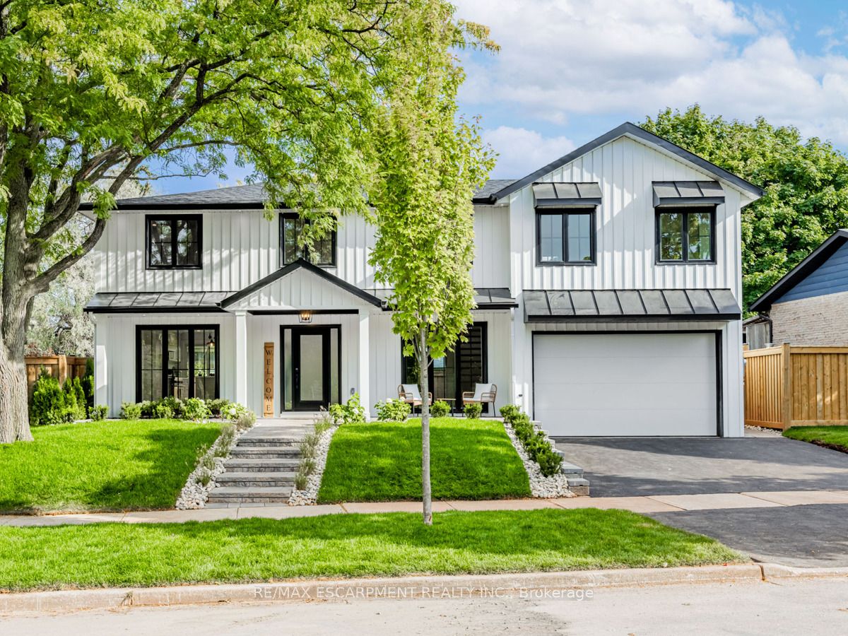 2212 Urwin Cres