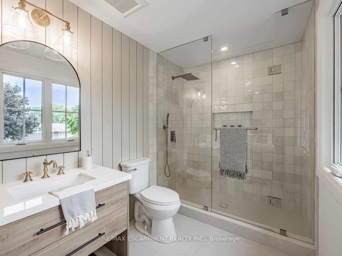 2212 Urwin Cres