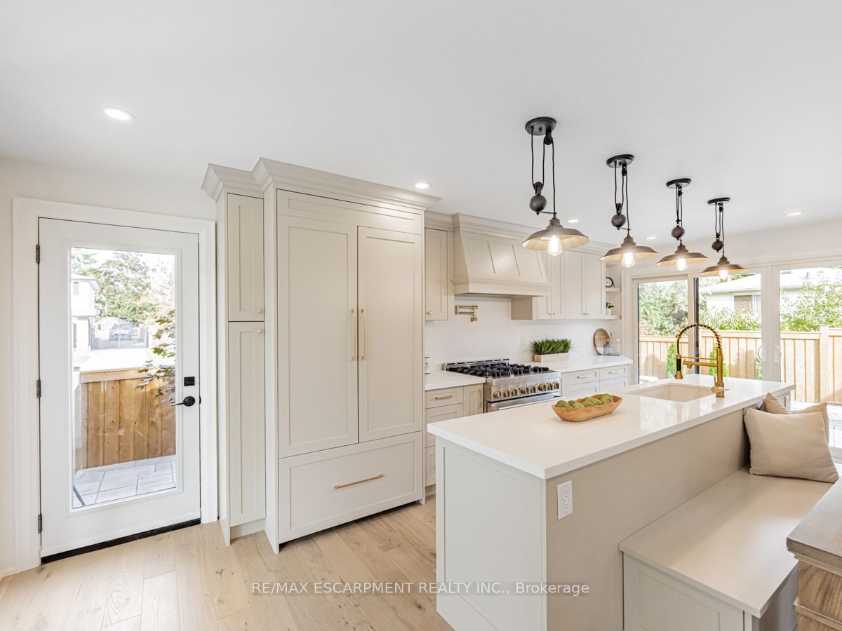2212 Urwin Cres
