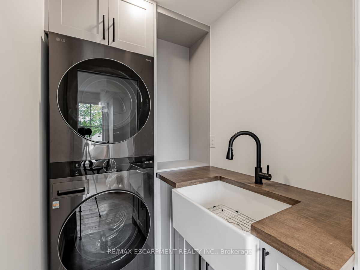 2212 Urwin Cres