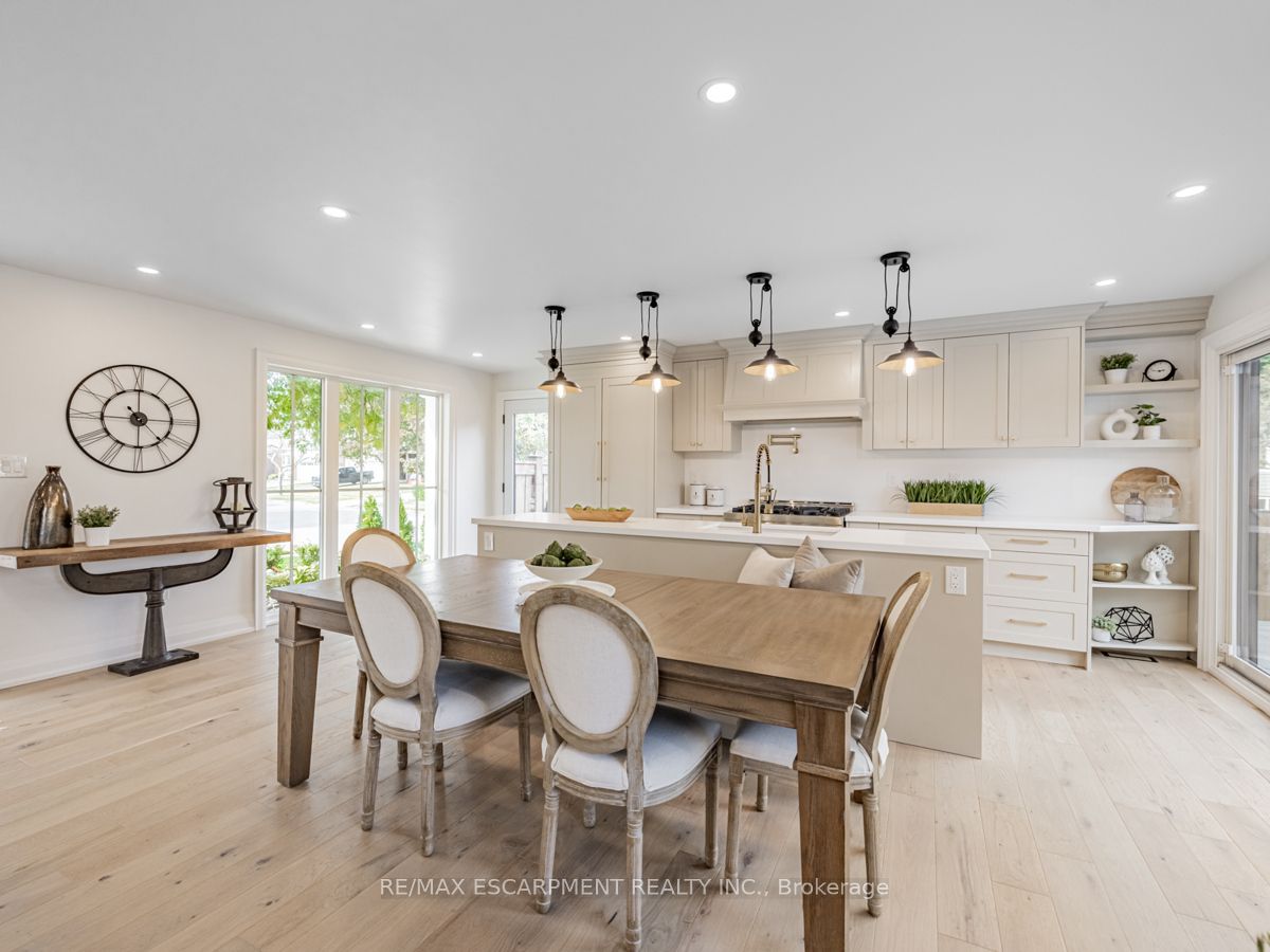2212 Urwin Cres