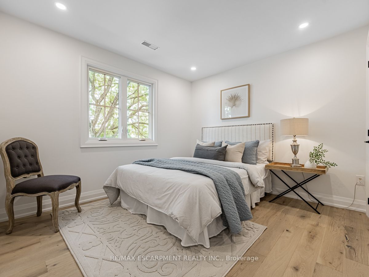 2212 Urwin Cres