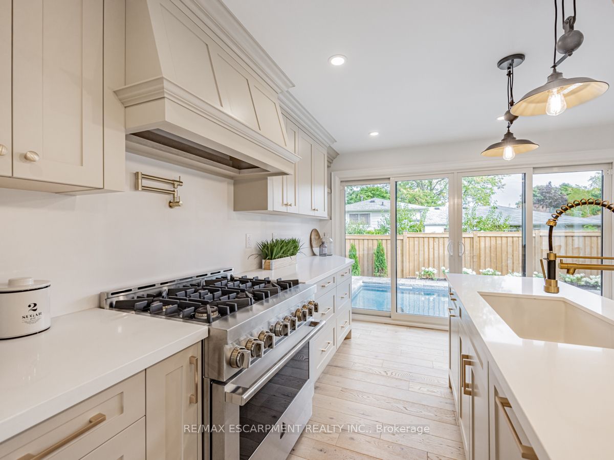 2212 Urwin Cres