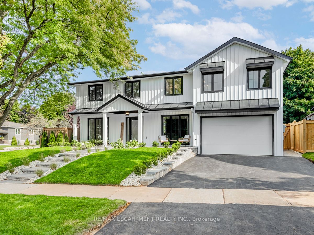 2212 Urwin Cres