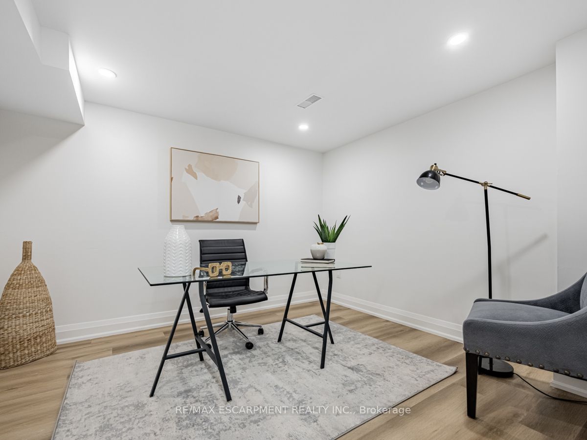 2212 Urwin Cres
