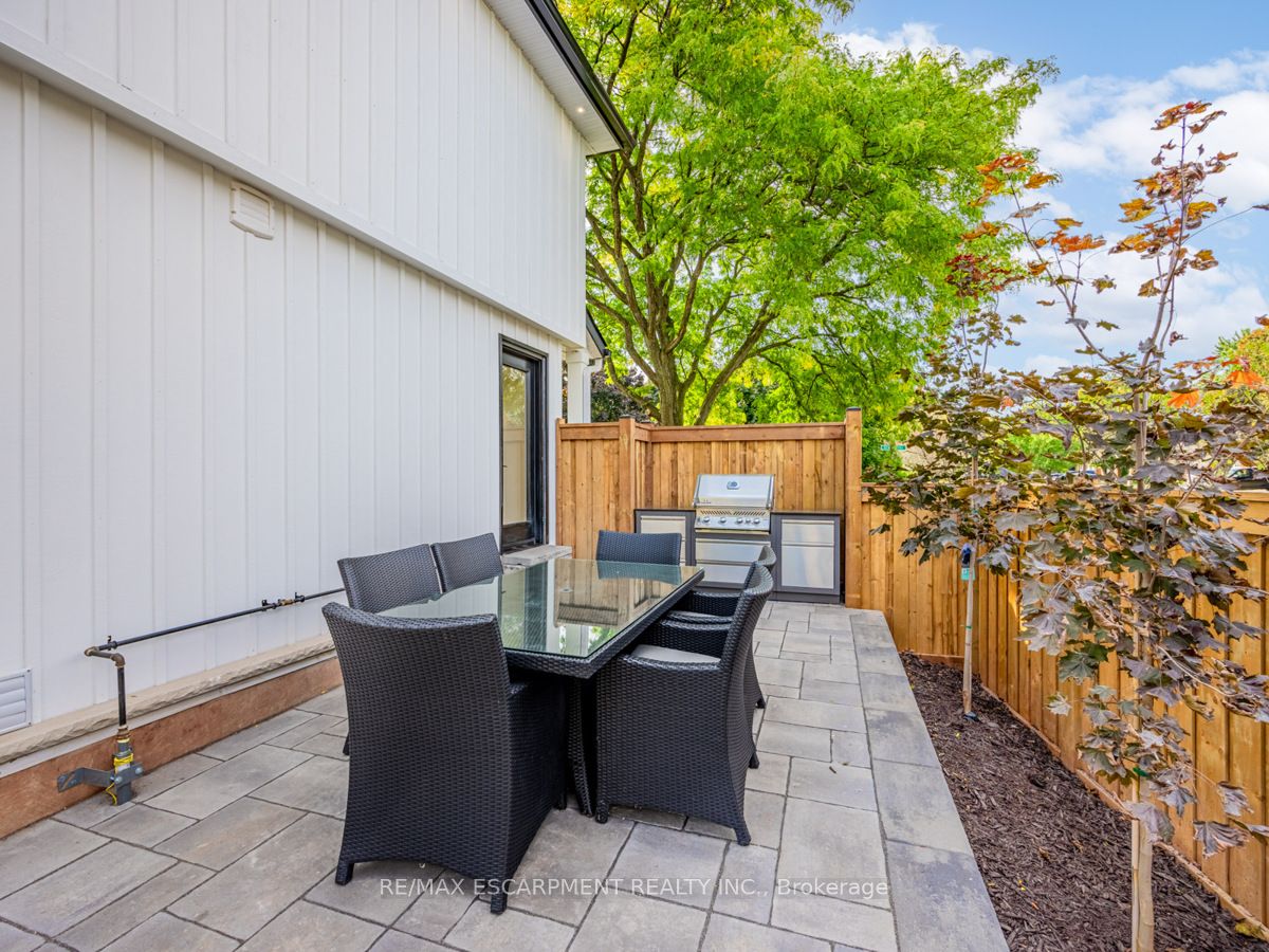 2212 Urwin Cres
