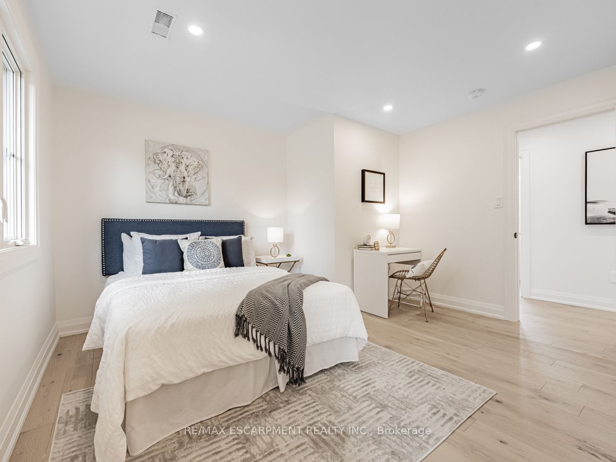 2212 Urwin Cres