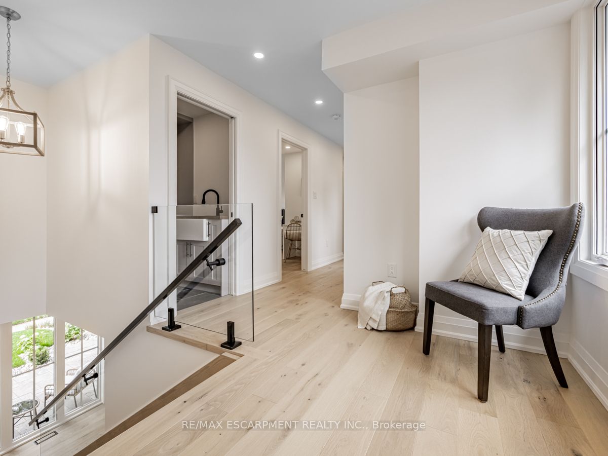2212 Urwin Cres