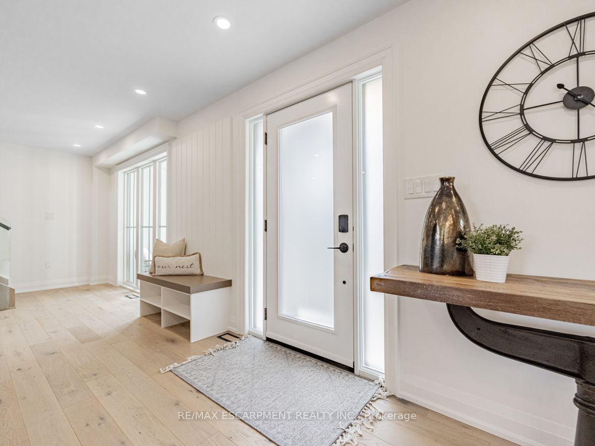 2212 Urwin Cres