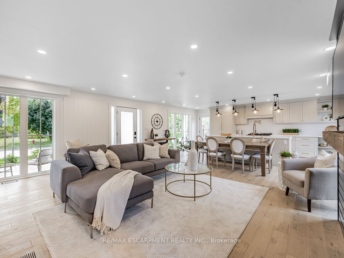 2212 Urwin Cres