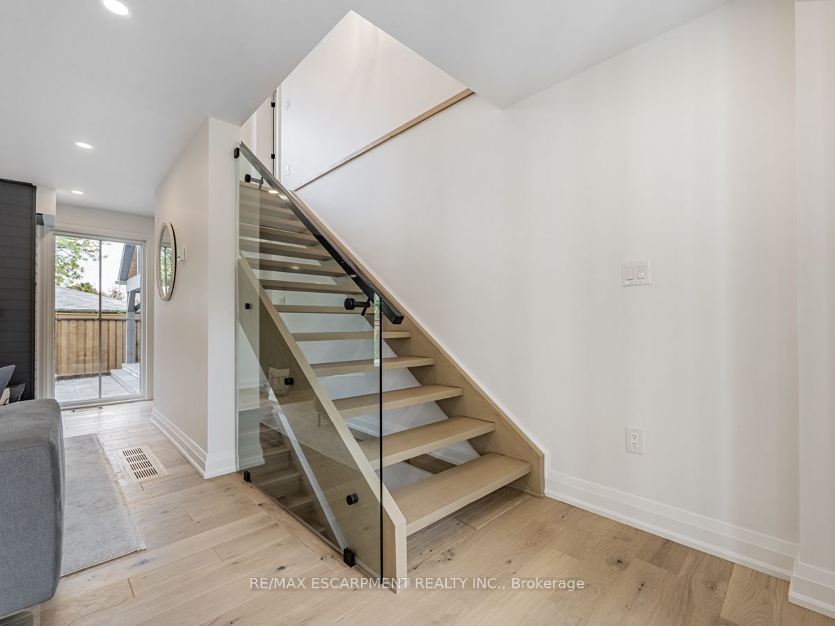 2212 Urwin Cres