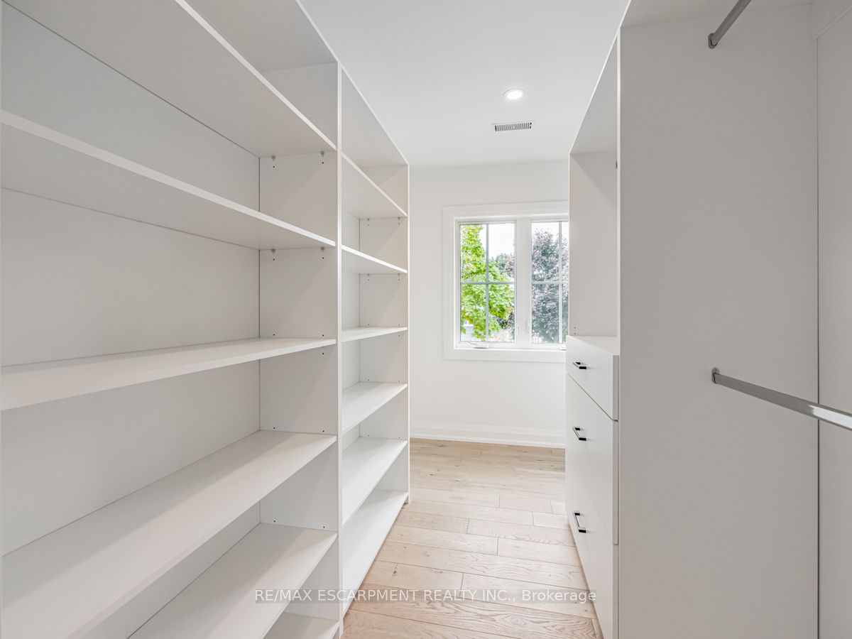 2212 Urwin Cres