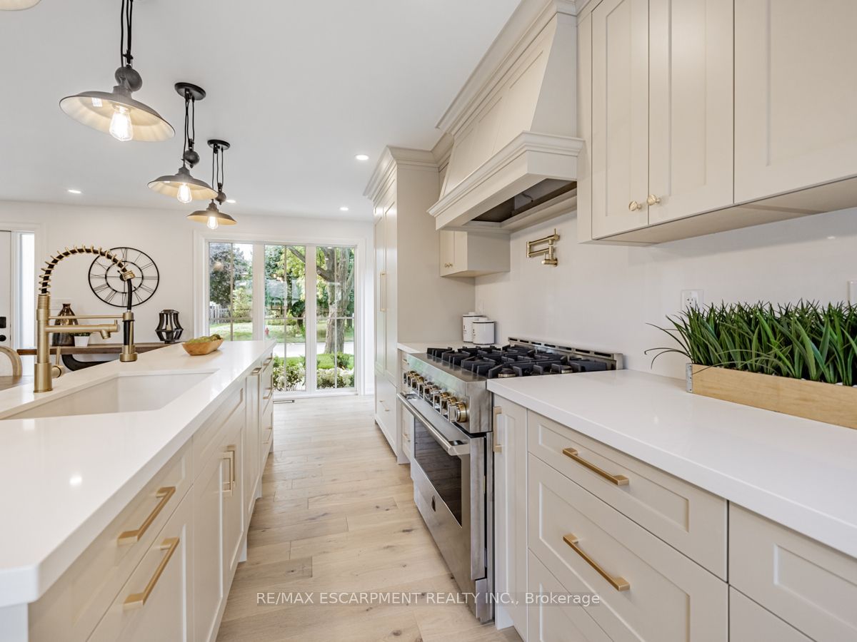 2212 Urwin Cres