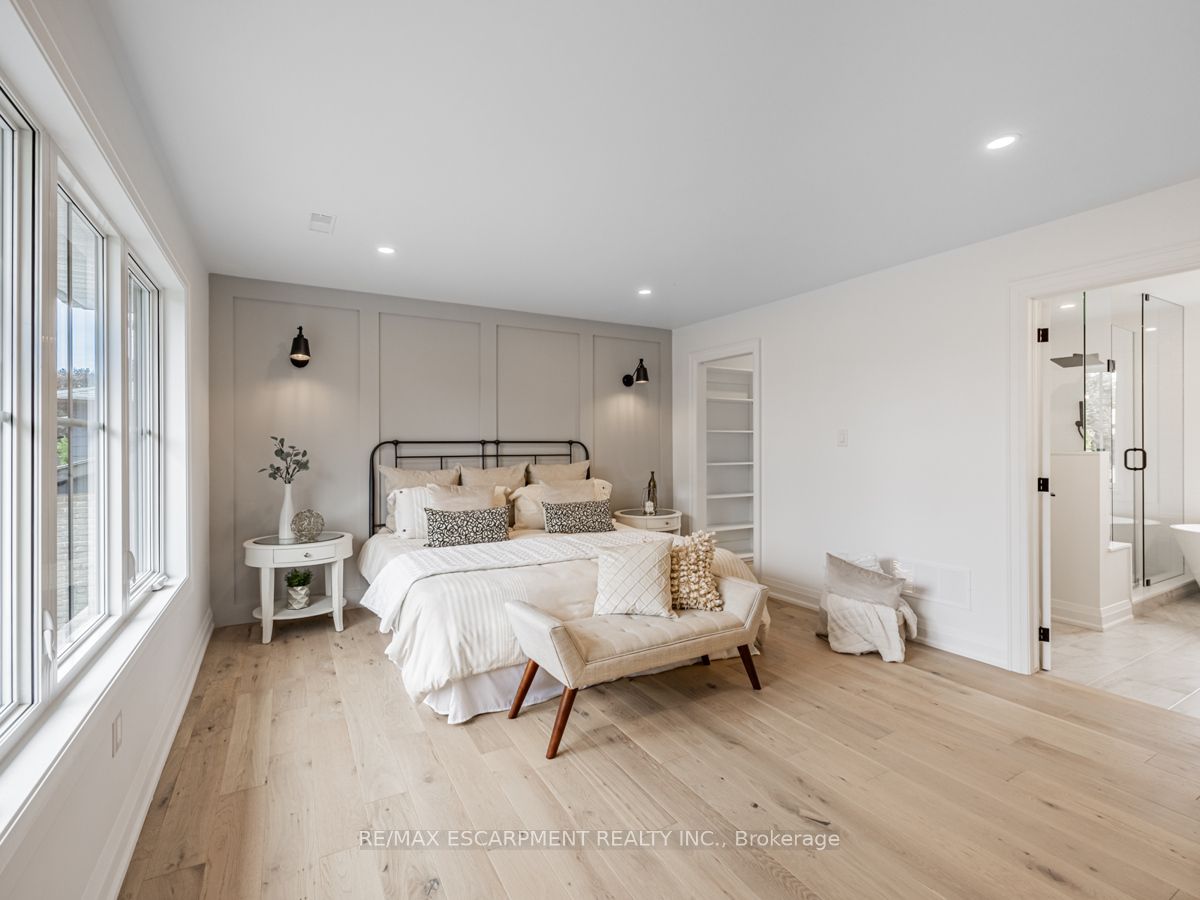 2212 Urwin Cres