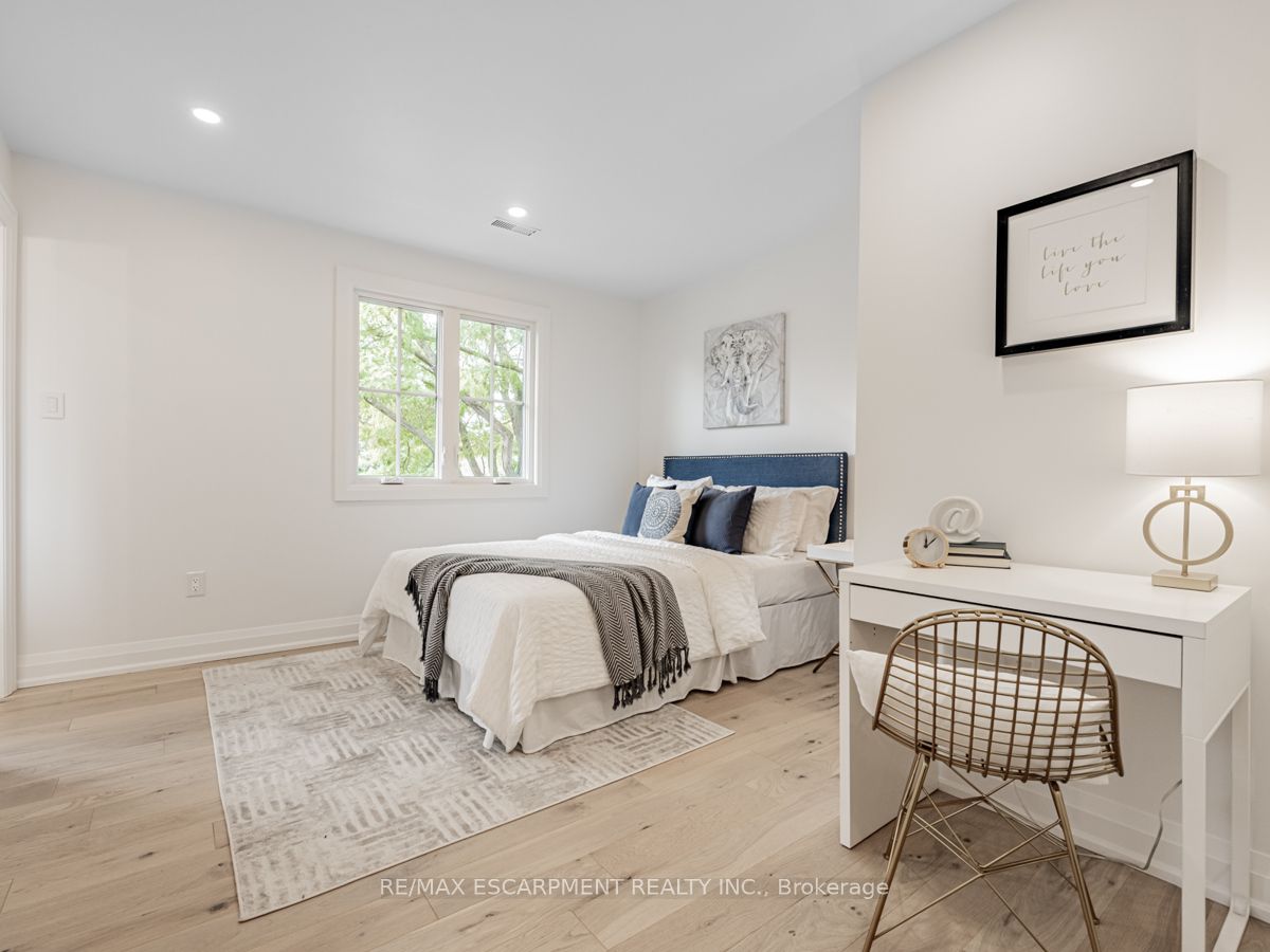 2212 Urwin Cres