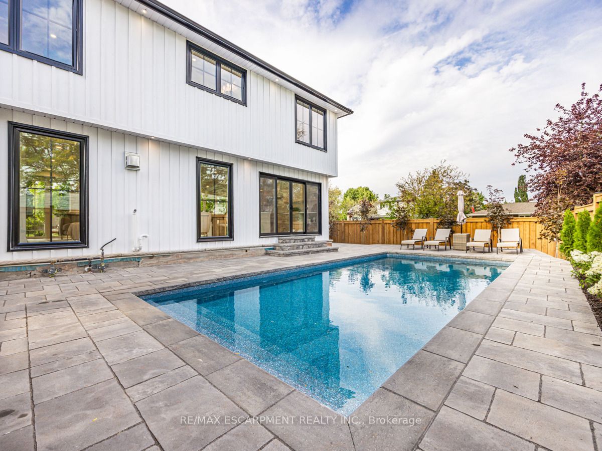 2212 Urwin Cres