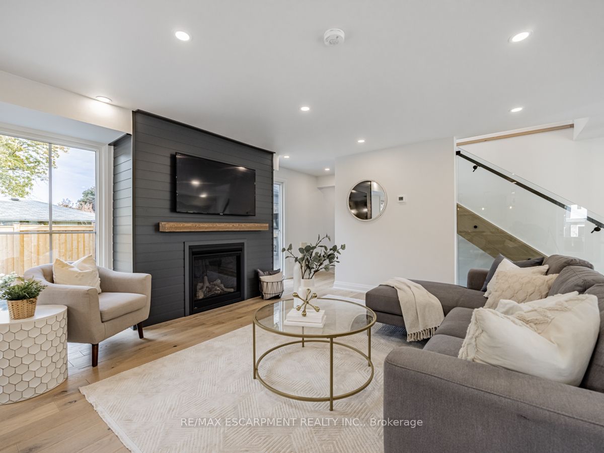 2212 Urwin Cres