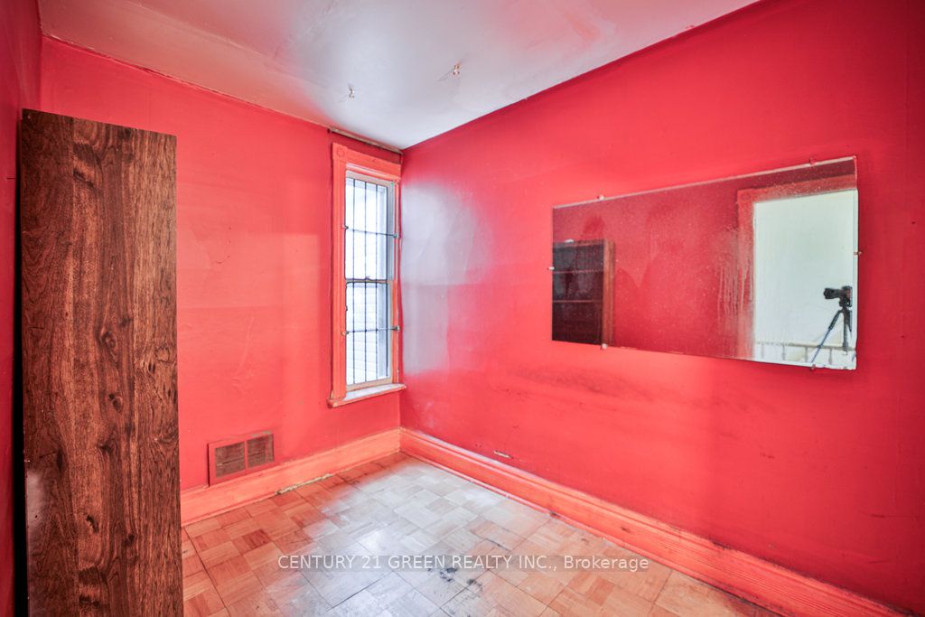 990 Dovercourt Rd