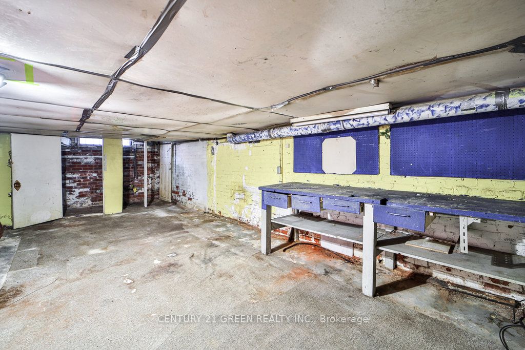 990 Dovercourt Rd