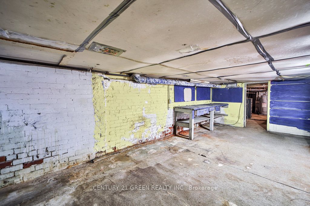 990 Dovercourt Rd
