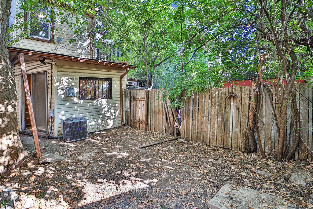 990 Dovercourt Rd