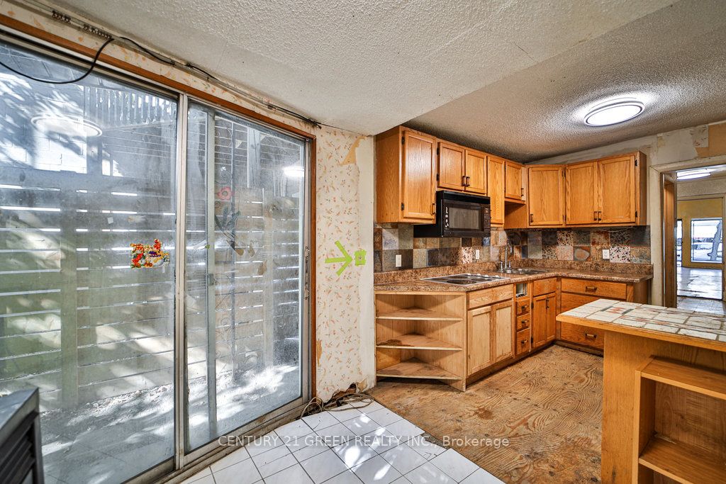 990 Dovercourt Rd