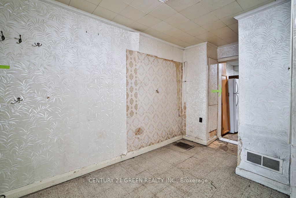 990 Dovercourt Rd
