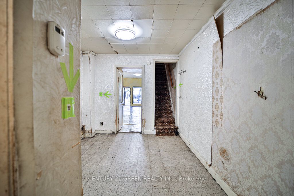 990 Dovercourt Rd