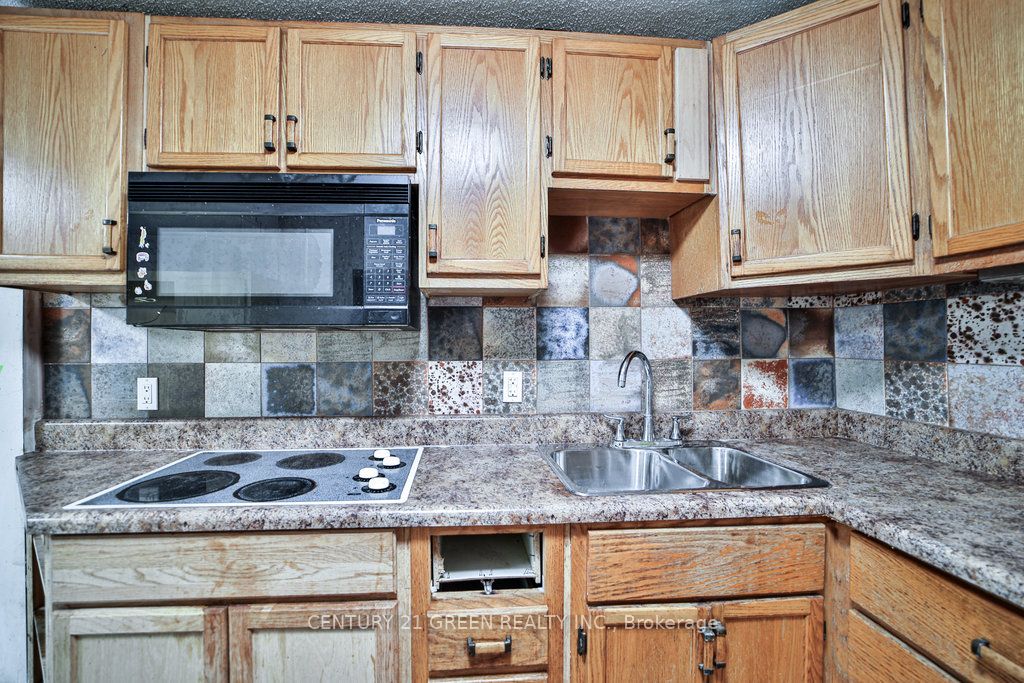 990 Dovercourt Rd