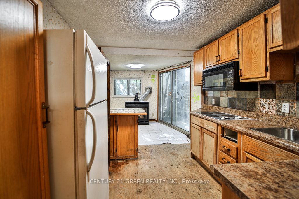 990 Dovercourt Rd