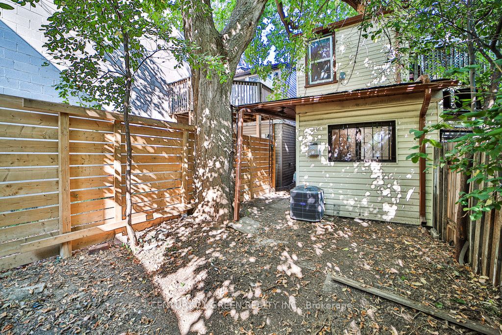 990 Dovercourt Rd