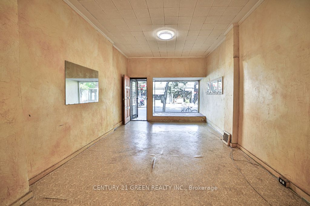 990 Dovercourt Rd