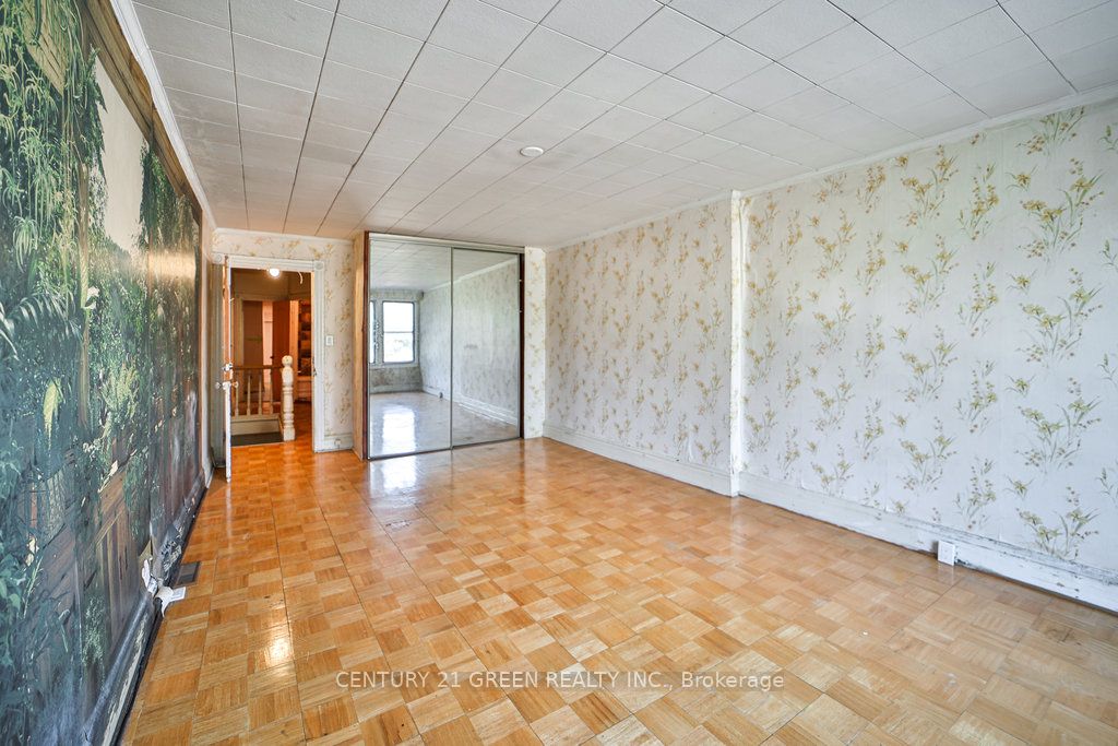 990 Dovercourt Rd