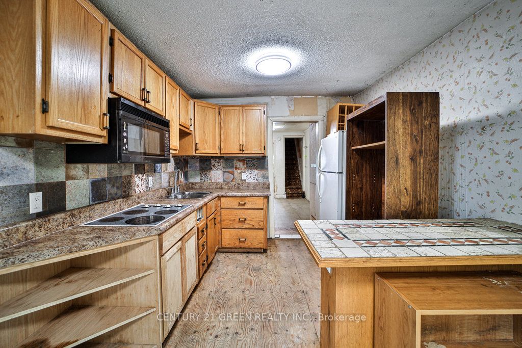 990 Dovercourt Rd