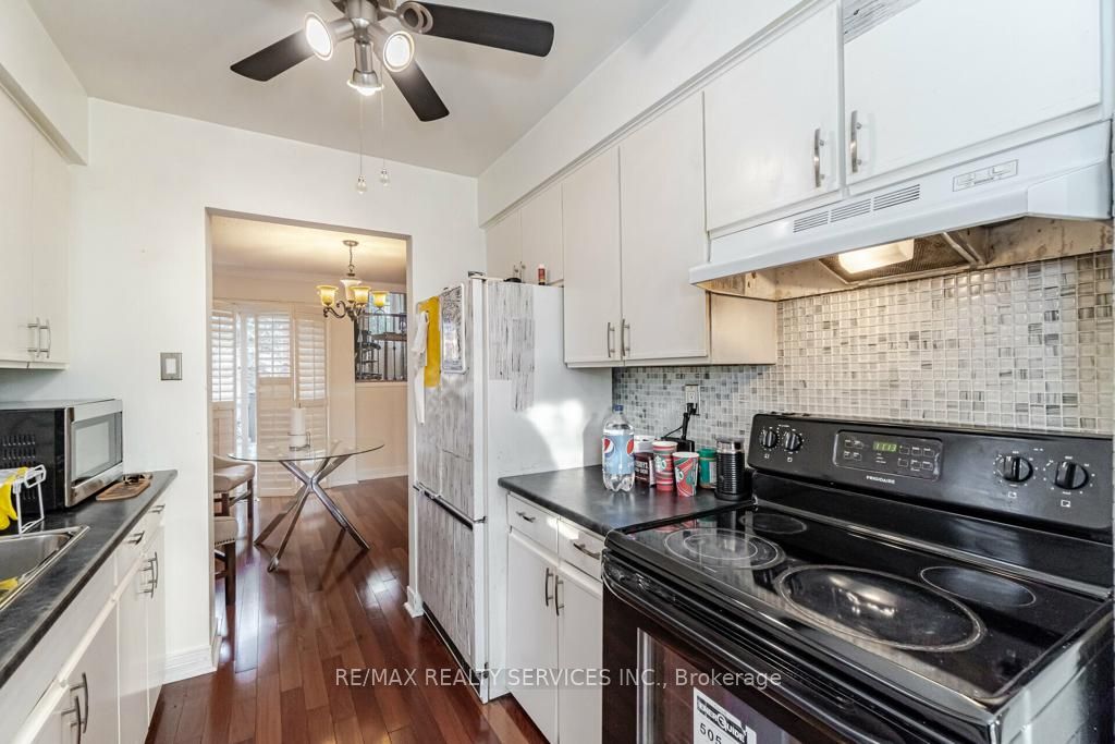 13 Weybridge Tr