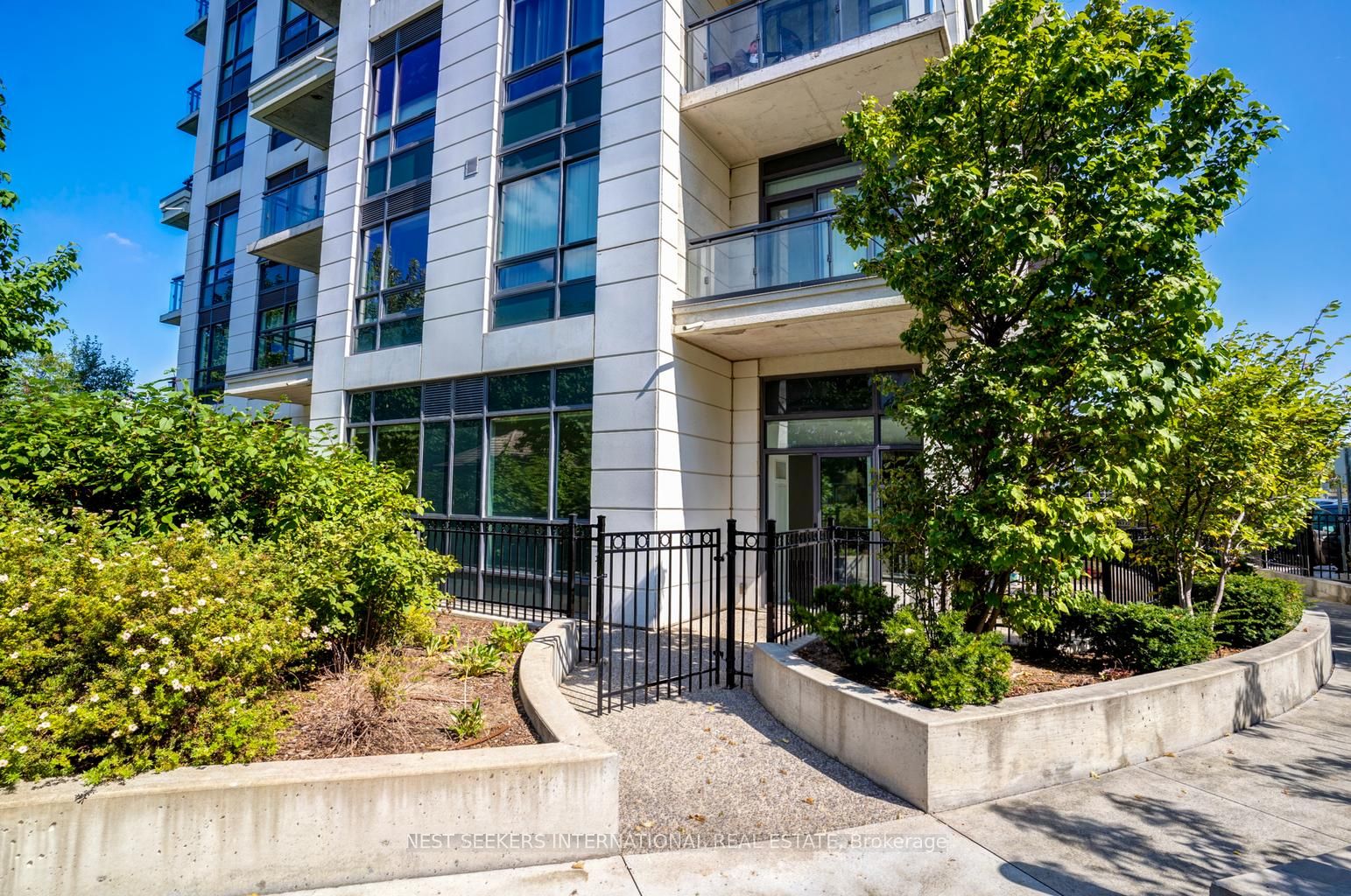 840 Queens Plate Dr, #102