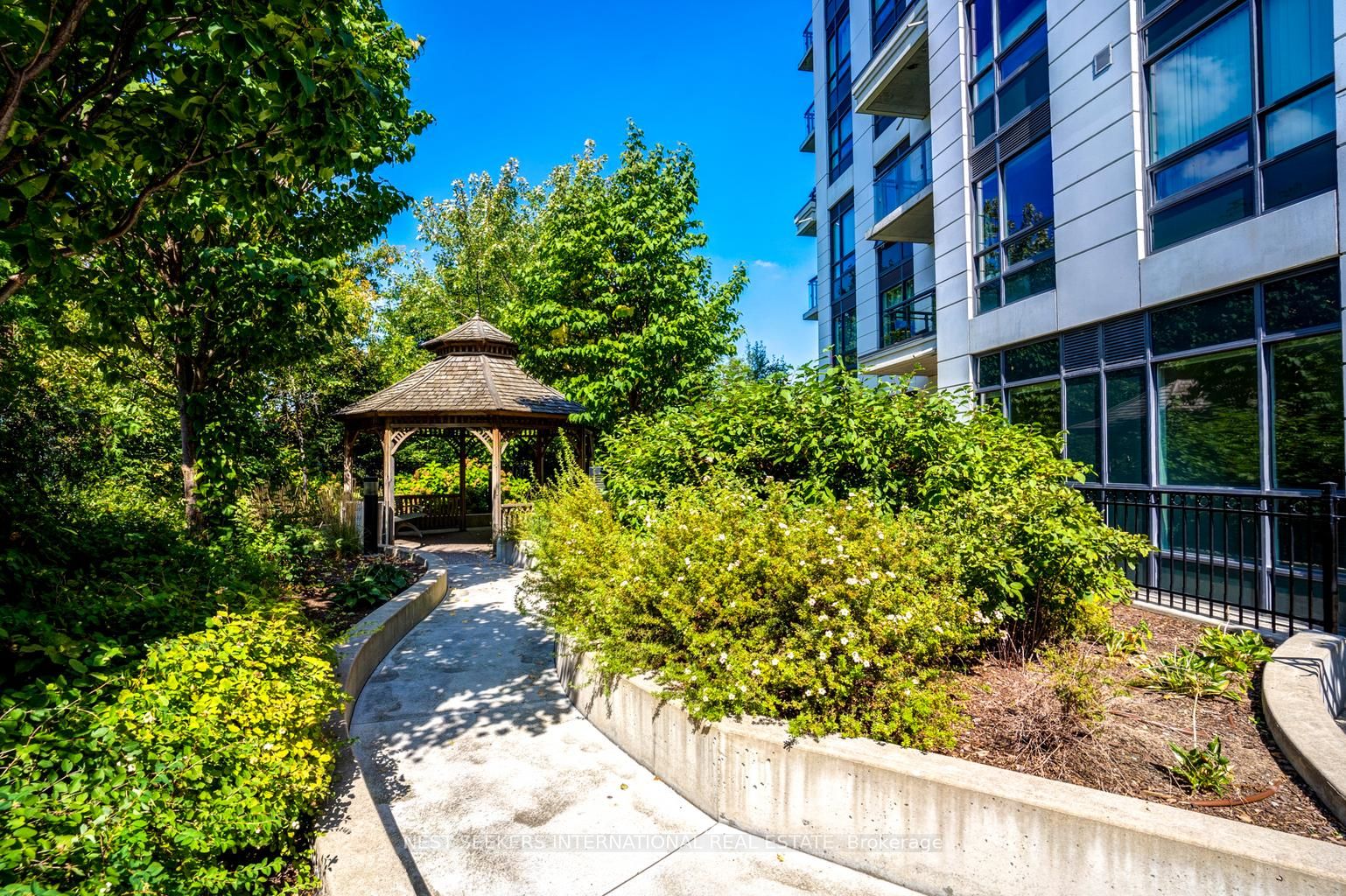 840 Queens Plate Dr, #102