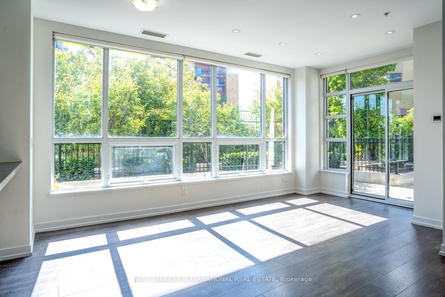840 Queens Plate Dr, #102