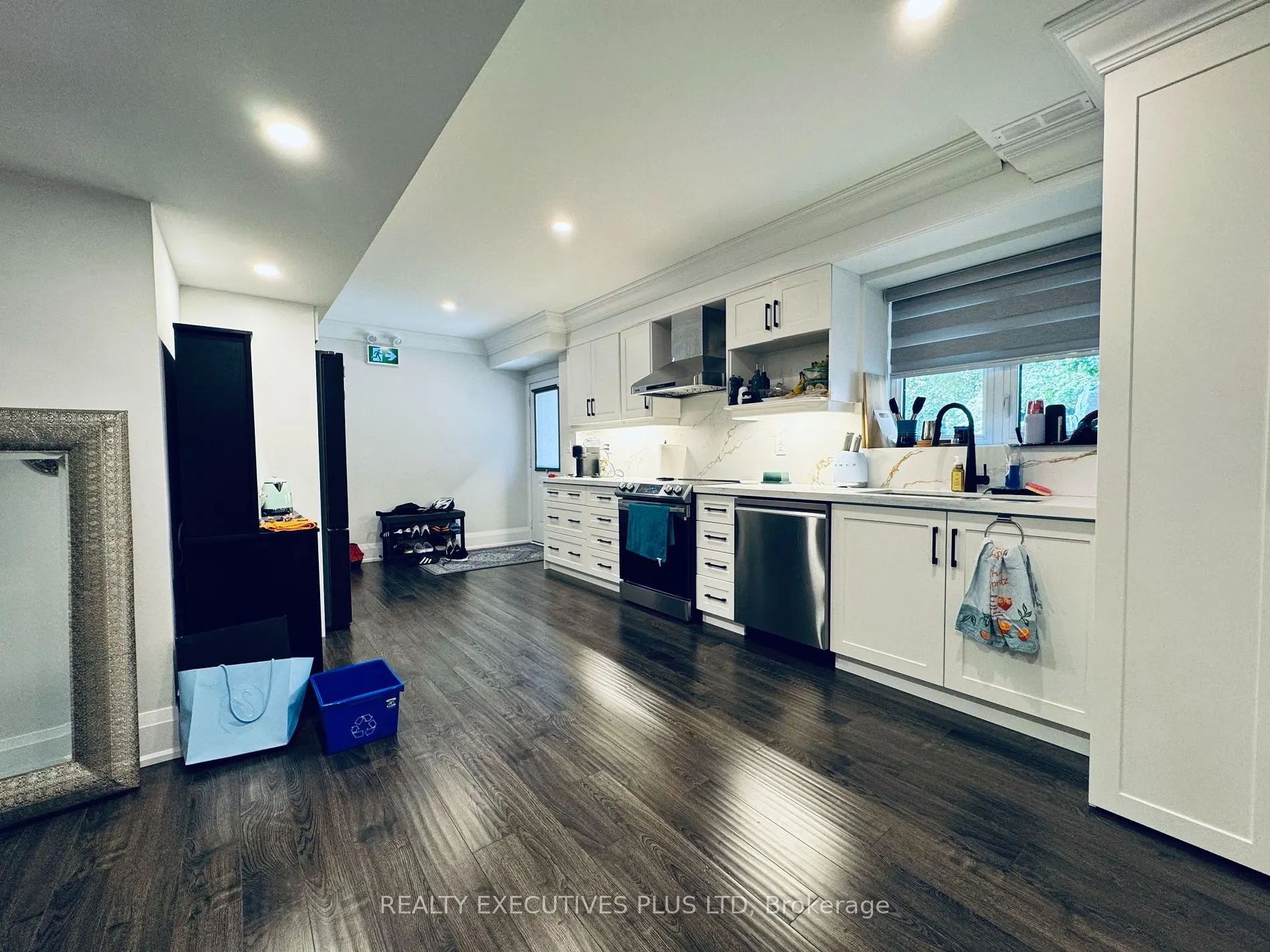 3 Larry St