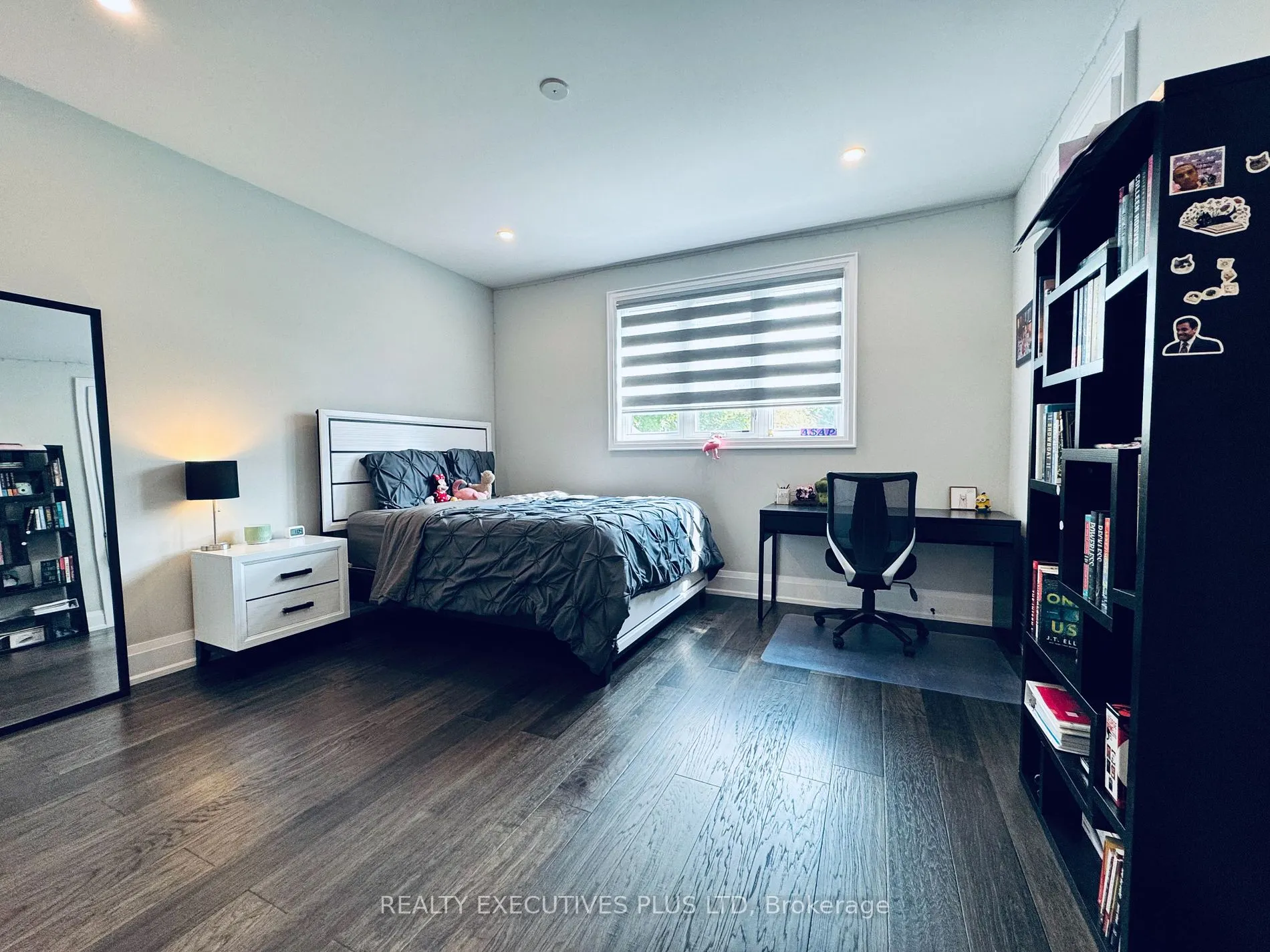 3 Larry St